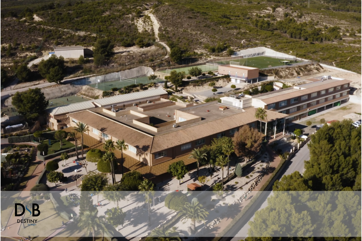 Viviendo en La Nucía Lujo, Naturaleza y Servicios al Lado de su Nuevo Apartamento. Descubra los beneficios de vivir cerca del Colegio Internacional La Nucía. Un estilo de vida de lujo, naturaleza y servicios de élite en la Costa Blanca, optimizando su tiempo familiar.